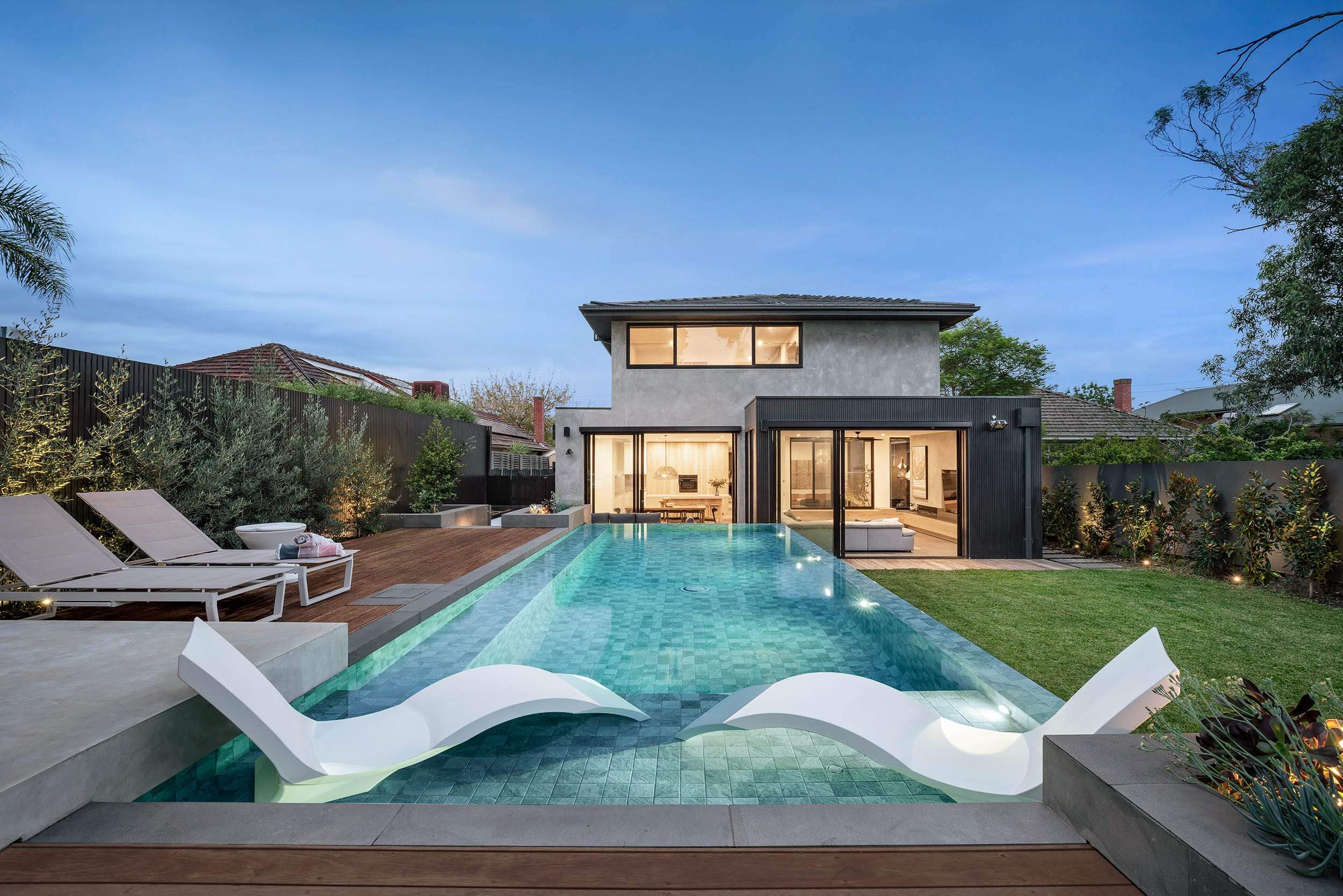 How To Use Pool Furniture To Create Your Ultimate Poolside Scene